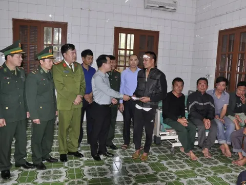 Tàu câu mực bị hỏa hoạn, 10 ngư dân nhảy xuống biển thoát thân