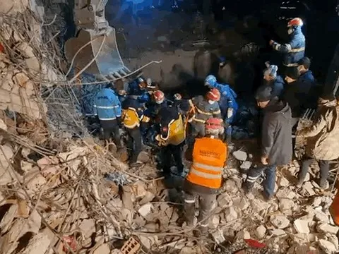 CLIP: Đoàn cứu hộ Việt Nam tiếp tục đưa nhiều thi thể ra khỏi đống đổ nát ở Thổ Nhĩ Kỳ