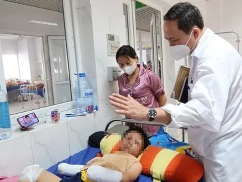 Cảnh báo hậu quả đau lòng từ vụ bé trai 8 tuổi mất hai bàn tay sau tiếng nổ