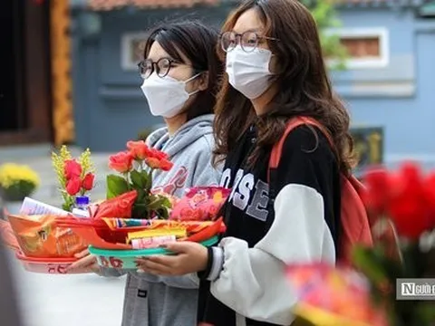 Giới trẻ đổ xô đến chùa Hà ngày Valentine để cầu duyên