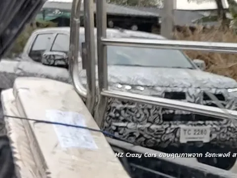 Mitsubishi Triton thế hệ mới rò rỉ ảnh chạy thử trên đường phố