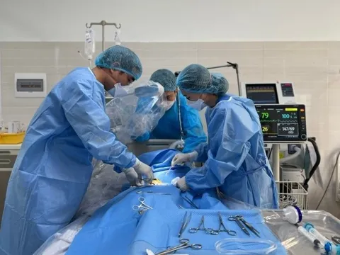 Chủ quan với vết thương nhỏ trên ngón tay, người đàn ông phải thở máy