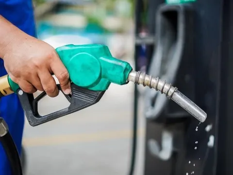 Giá xăng tăng 620 đồng, dầu giảm mạnh gần 1.000 đồng/lít