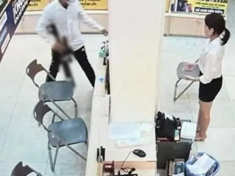 Người đàn ông nghi cầm súng, cướp tài sản trong cửa hàng Thế giới di động