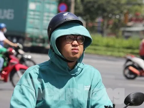 Người Sài Gòn quay quắt với cái nắng như 'đổ lửa'