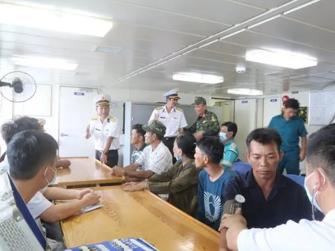 Đưa 5 ngư dân trên tàu cá bị chết máy, mắc cạn về bờ an toàn