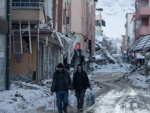 Hơn 200 giờ mắc kẹt sau động đất, vẫn còn người sống sót