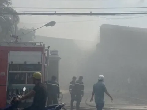 Cháy lớn tại kho chứa nguyên liệu chế biến thức ăn chăn nuôi ở Tiền Giang