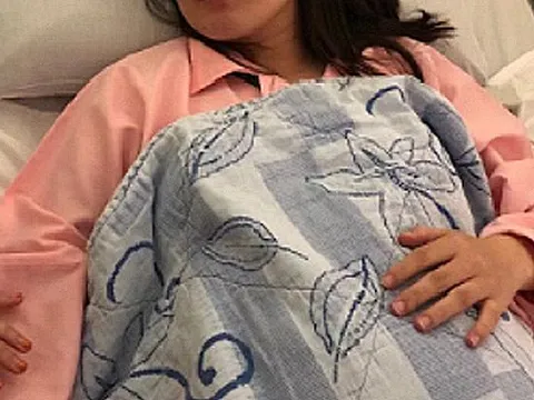 Bé gái 13 tuổi tự sinh con trong nhà tắm gia đình