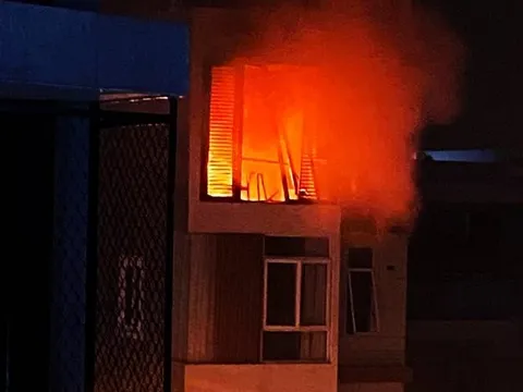 Giải cứu 2 người mắc kẹt trong ngôi nhà đang cháy vào đêm Valentine