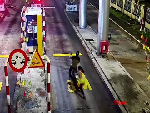 Ớn lạnh hình ảnh người đàn ông chạy xe máy "như bay" trên đường cao tốc