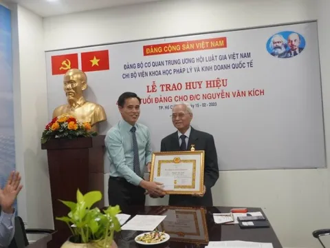 Trao tặng Huy hiệu 45 năm tuổi Đảng cho luật gia Nguyễn Văn Kích