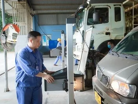 Xe thiết kế 1 đèn lùi, xe dán đề can trang trí vẫn được đăng kiểm