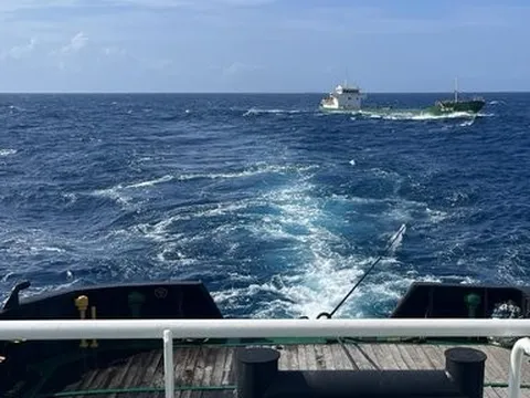 Lữ đoàn Tàu ngầm 189 cứu hộ thành công tàu hàng cùng 36 thuyền viên