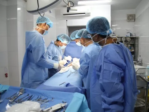 Phẫu thuật thành công cho ngư dân bị viêm ruột thừa cấp trên biển