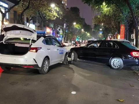 Đằng sau những bức ảnh TNGT: Ra xe bất cẩn, Mercedes-Benz bị taxi đâm vỡ đèn pha
