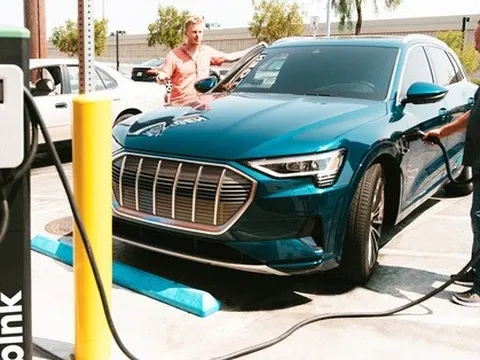Nhiều người phiền toái vì trạm sạc công cộng: Cắm vài lần mới vào điện, cổng sạc hỏng, sạc nhanh không hoạt động