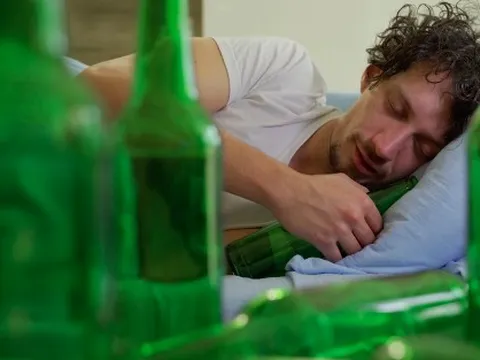 Rượu, bia tồn tại trong cơ thể bao lâu sau khi uống?