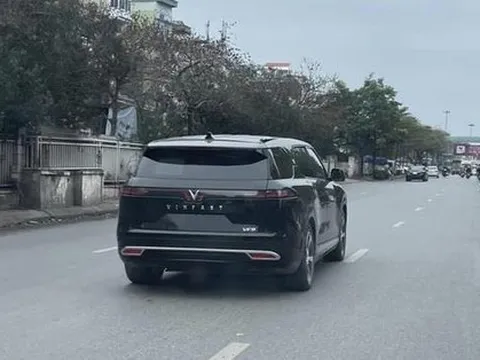 VinFast VF 9 xuất hiện trên đường phố Hà Nội