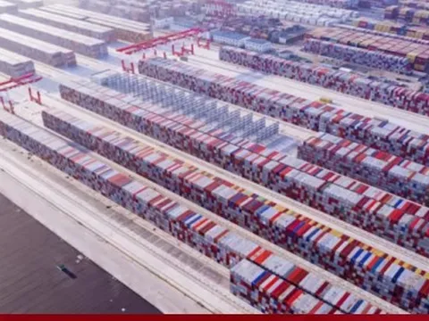 Container rỗng chất đống tại các cảng quốc tế