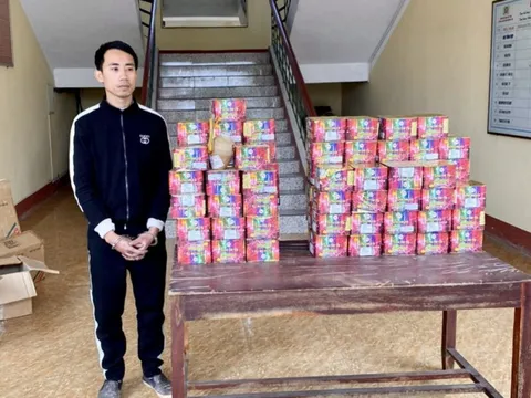 Bí mật bên trong chiếc xe mang biển kiểm soát Lào