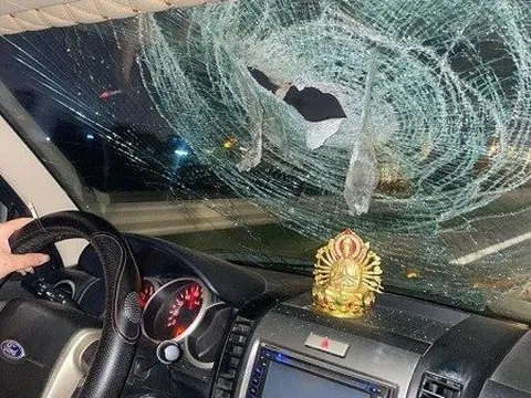 Phẫn nộ hình ảnh xe ô tô nghi bị chọi đá vỡ toác kính trên cao tốc
