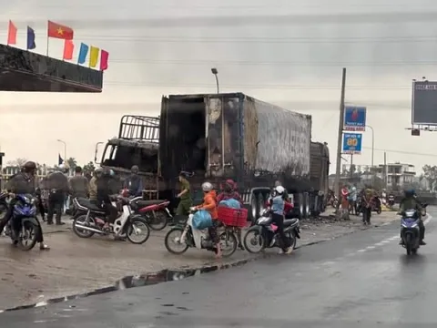 Xe tải và container đậu sát cây xăng bốc cháy ngùn ngụt ở Quảng Nam