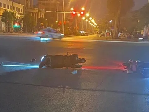 Chồng chở vợ mang bầu bằng xe máy thì xảy ra tai nạn thương tâm