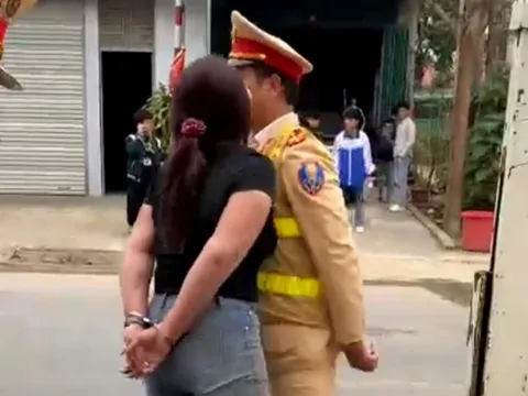 Xôn xao clip người phụ nữ bị còng tay lăng mạ, đụng chạm thân thể vào CSGT
