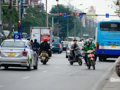 Bất chấp nguy hiểm, xe máy nối đuôi nhau đi ngược chiều