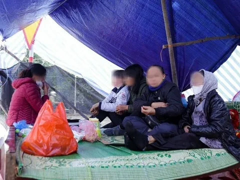 Người dân dựng lán chặn xe vào bãi rác Xuân Sơn