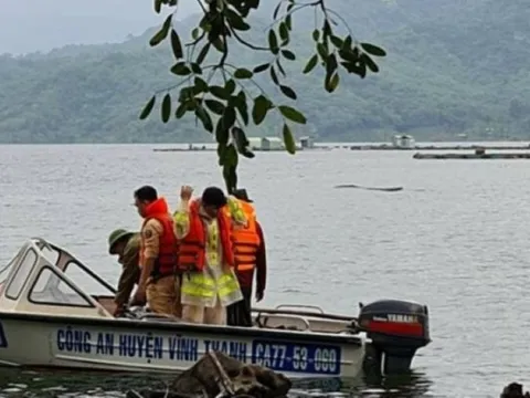 Bình Định: Hai vợ chồng bị lật xuồng khi đi lấy củi, người vợ mất tích