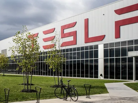 Bị cài camera theo dõi đến từng lần gõ phím, công nhân nhà máy Tesla ngán ngẩm: 'Chúng tôi bị đối xử như robot'