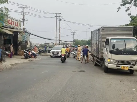 Trích xuất camera vụ xe máy tông trực diện xe tải ở TP HCM