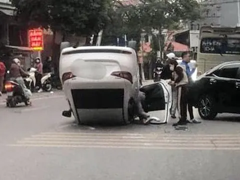 Đằng sau những bức ảnh TNGT: Mazda3 lật ngửa giữa đường vì "vô cớ" đâm vào Hyundai Grand i10