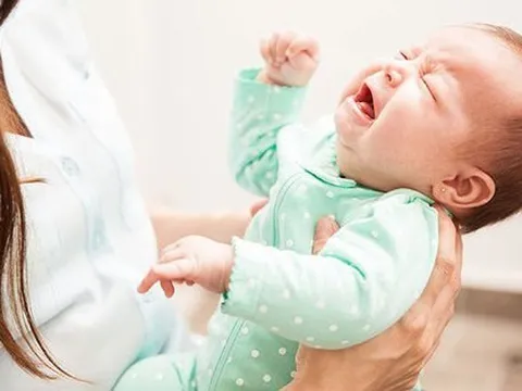 Thói quen tưởng vô hại của người lớn có thể khiến trẻ sơ sinh gặp nguy hiểm