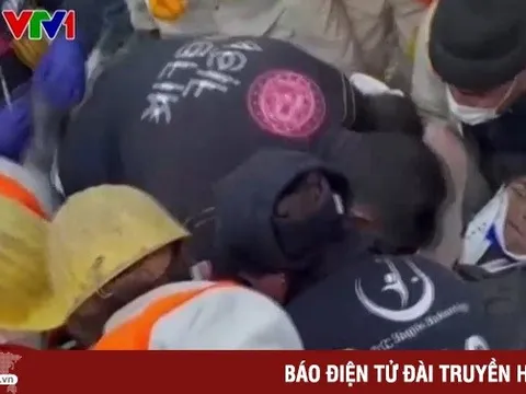 Một phụ nữ sống sót 11 ngày sau thảm họa động đất