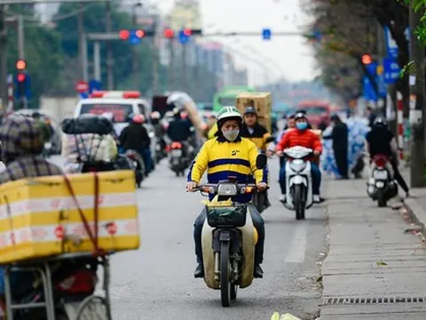 Người và xe thản nhiên đi ngược chiều, cắt mặt ôtô