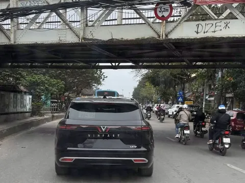 VinFast VF 9 lộ diện trên đường phố, cận kề ngày giao hàng?