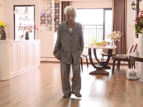 Gắp sỏi thận qua đường miệng cho cụ ông 100 tuổi