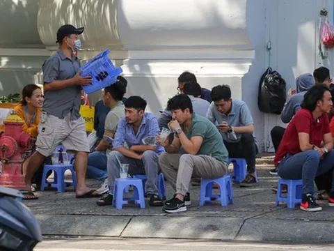 Nhìn lại hiện trạng vỉa hè ở TP.HCM: Người đi bộ vẫn bị đẩy xuống lòng đường