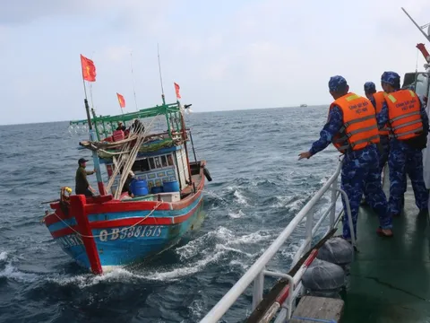 Cảnh sát biển cấp cứu thuyền viên bị tai biến trên biển