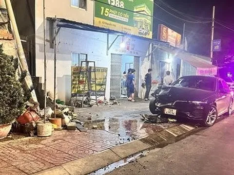 Bình Thuận: Ô tô ôm cua lao lên lề đường tông 1 người tử vong