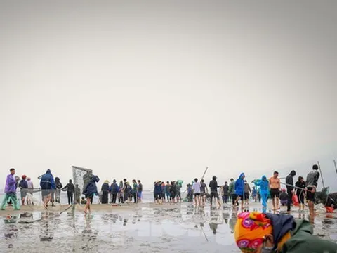 Hàng trăm người ngâm mình trong giá lạnh để săn 'lộc trời'