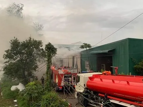 Cháy kho than củi 200 tấn trong khu dân cư