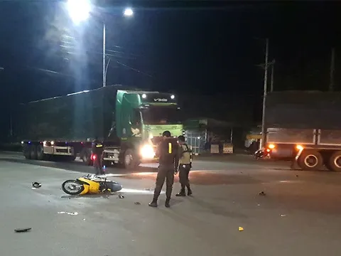 Clip 15 giây ghi lại cảnh kinh hoàng khi xe máy "cố" vượt đèn đỏ