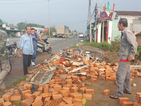 Tai nạn 16 người thương vong ở Quảng Nam: 2 phụ nữ đứng bốc gạch may mắn thoát chết