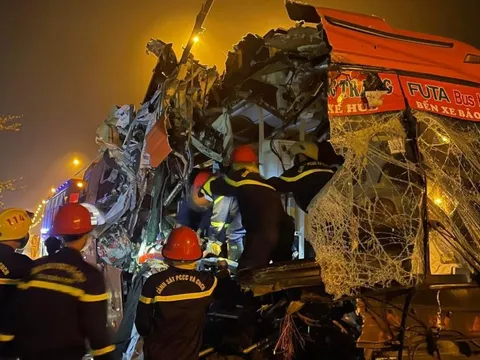 Xe khách tông xe tải ở Quảng Nam, 3 người chết, 13 người bị thương