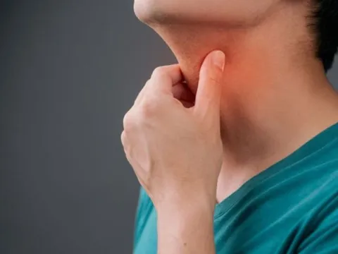 Uống thuốc cảm, người đàn ông “lỡ” nuốt cả răng giả