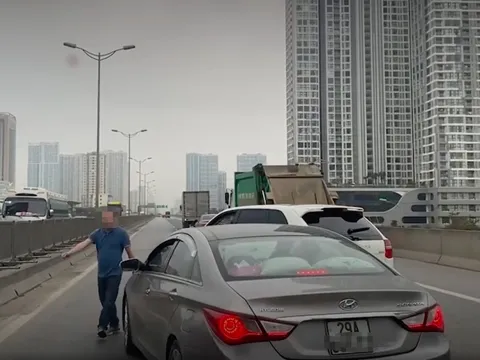 Tài xế xe sang Porsche chặn đầu xe khác bị xử lý